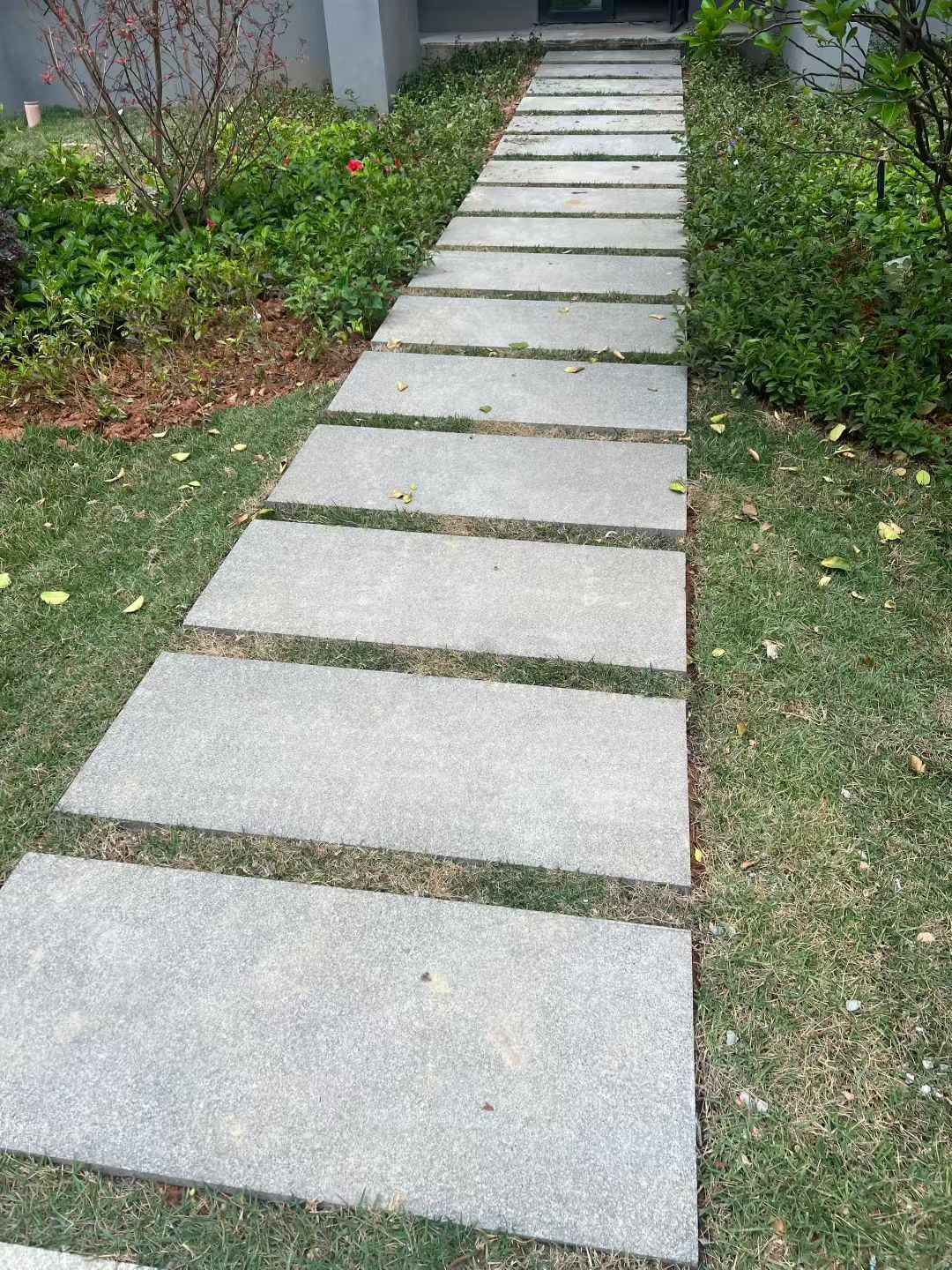 吉安 芝麻黑小区踏步、汀步石铺装效果